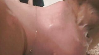 Tóc vàng tuổi teen cô gái Briana Blair được đẩy cứng tải phim sex online trên một chiếc ghế da và la hét lớn
